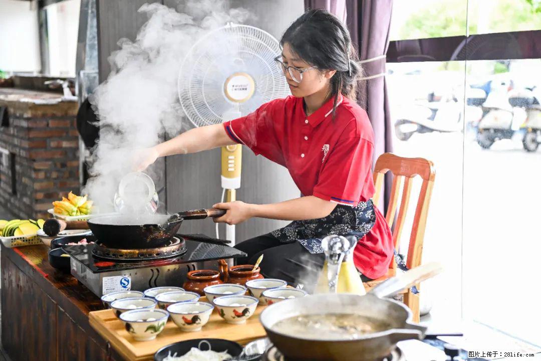 全网追的“扁担女孩”，找了一份暑假工，时薪12元 - 咸阳生活资讯 - 咸阳28生活网 xianyang.28life.net